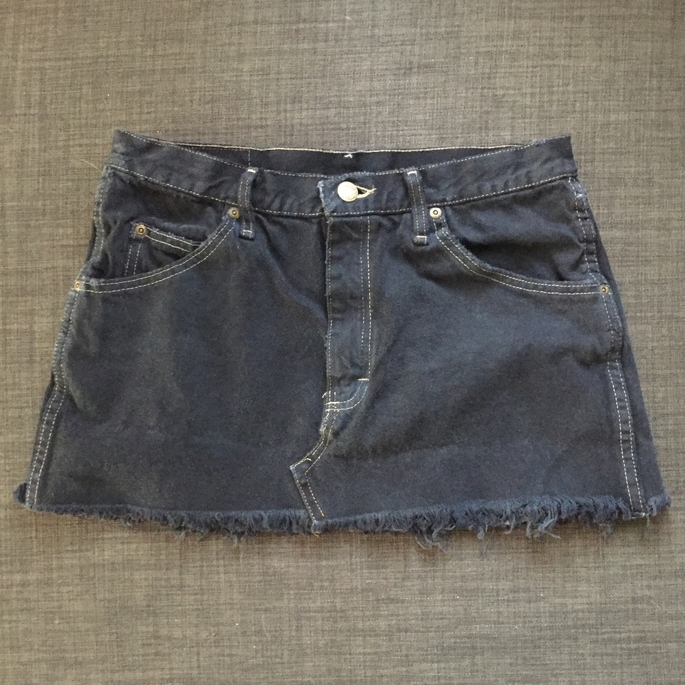 Vintage Wrangler black denim skirt. Size 4.